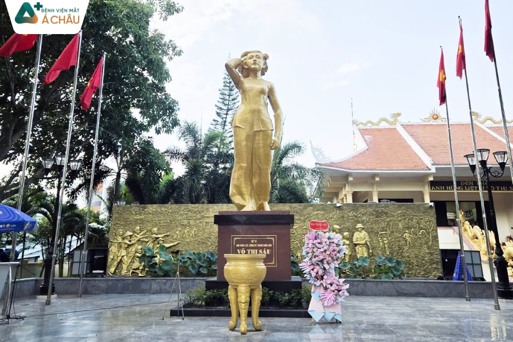 viếng anh hùng liệt sĩ Võ Thị Sáu